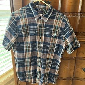 Patagonia men’s size Medium shirt sleeve button up blue flannel print.
